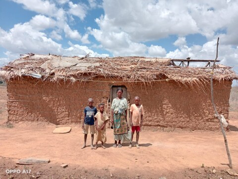 Een gezin voor hun huis in Kenia
