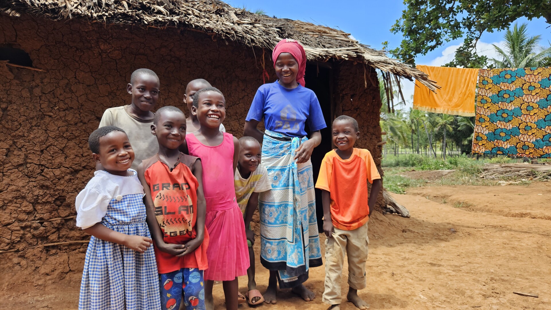 Groep vrolijke kinderne in een dorp in Kenia