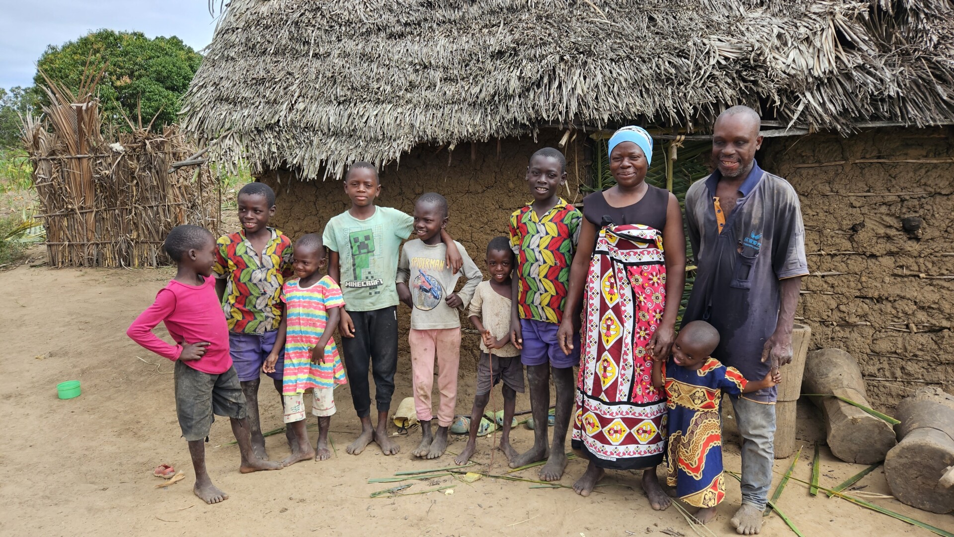 Een groot gezin voor hun huis in Kenia