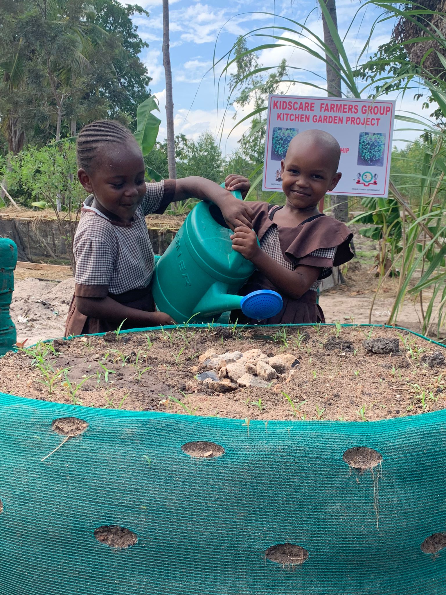 Kinderen met moestuin